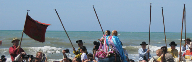 Procession des Saintes Maries jusqu'à la mer.